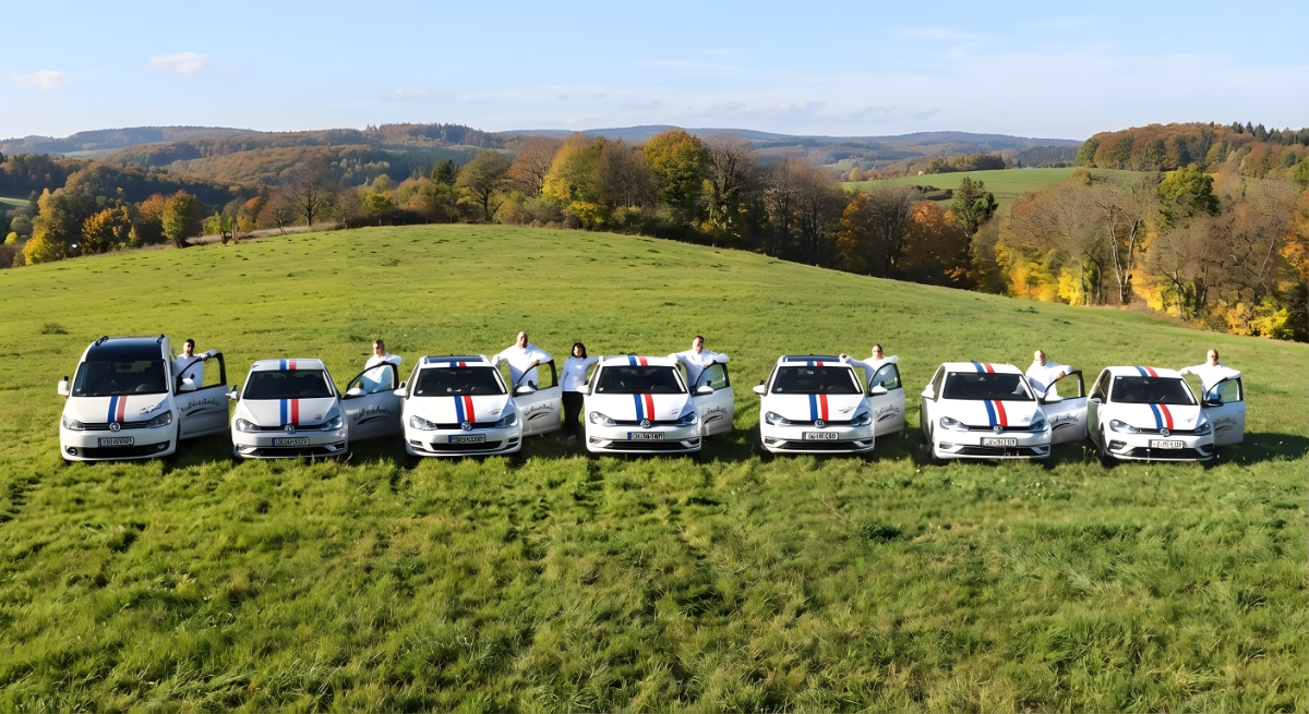 Schulungsfahrzeuge der Fahrschule Kühnert Jena auf einer Wiese